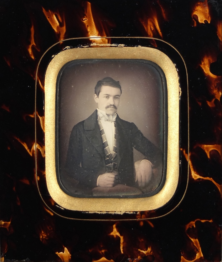 Moustachu au gilet rayé_0