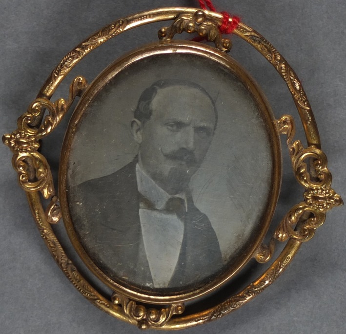 L’homme à la moustache en croc ; Daguerréotype monté en broche_0