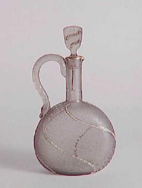 Carafe à décor de croix de Lorraine_0