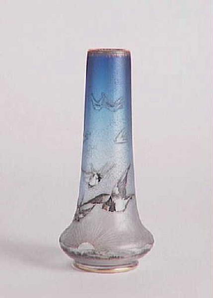 Vase à décor d'hirondelles ; Vase cylindrique. Décor d'hirondelles, bleu nocturne. (Dénomination Daum.)_0