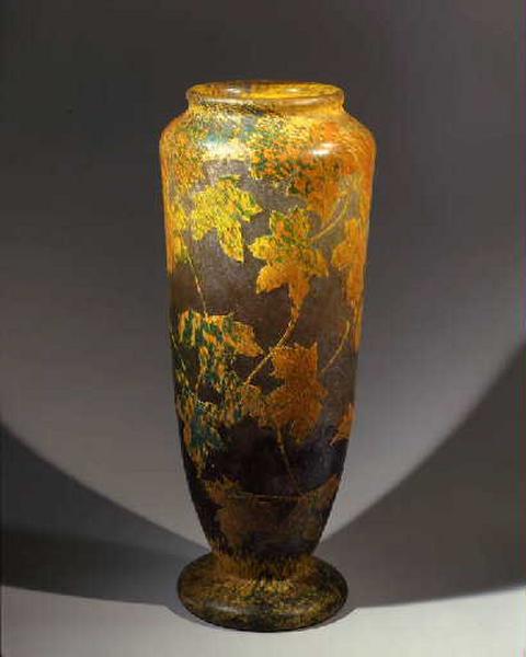 Vase Platane ; Grand vase urne. Décor de feuilles de platane. (Dénomination Daum.)_0