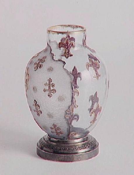 Vase Fleurs de lys, croix de Lorraine, épée. Aux armes de Jeanne d'Arc_0