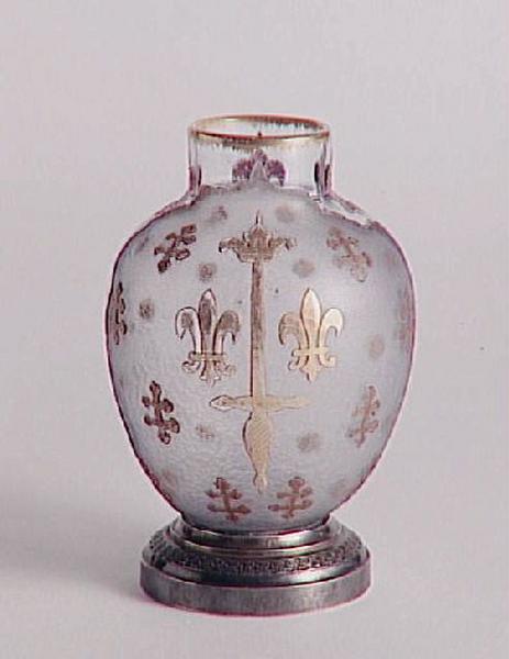 Vase Fleurs de lys, croix de Lorraine, épée. Aux armes de Jeanne d'Arc_1