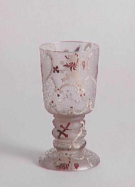 Verre à décor de fleurs de lys et de croix de Lorraine_0