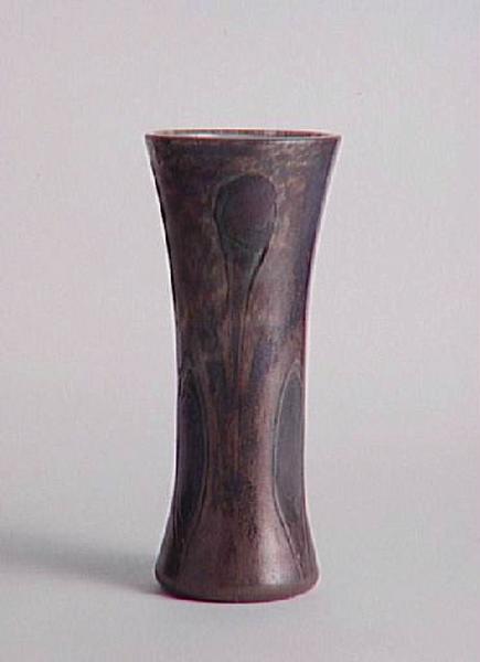 Vase Plume de paon ; Cornet évasé. Décor de feuilles de paon_0