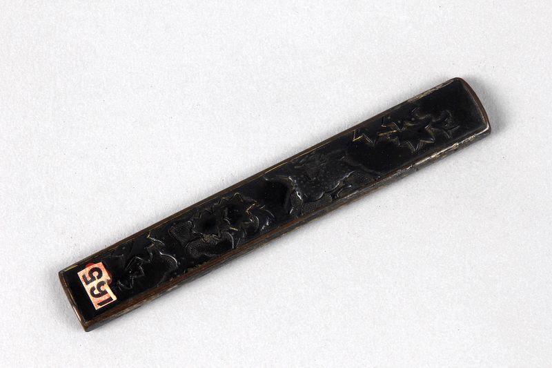 Manche de kozuka orné d'un cerf sous des érables_0