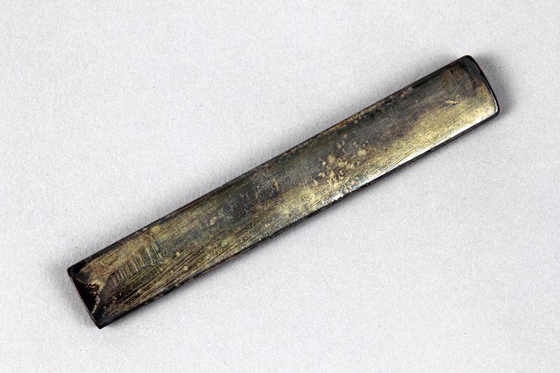 Manche de kozuka orné d'un cerf sous des érables_1