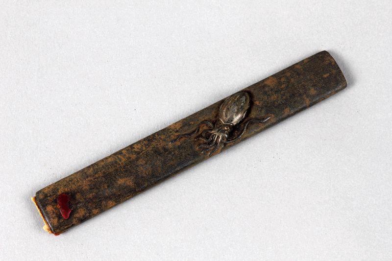 Manche de kozuka orné d'un poulpe_0
