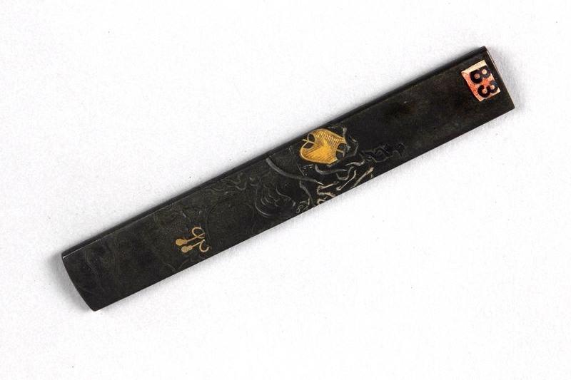 Manche de kozuka orné d'Hoteï, accompagné d'un enfant, tous deux marchent dans l'eau_0