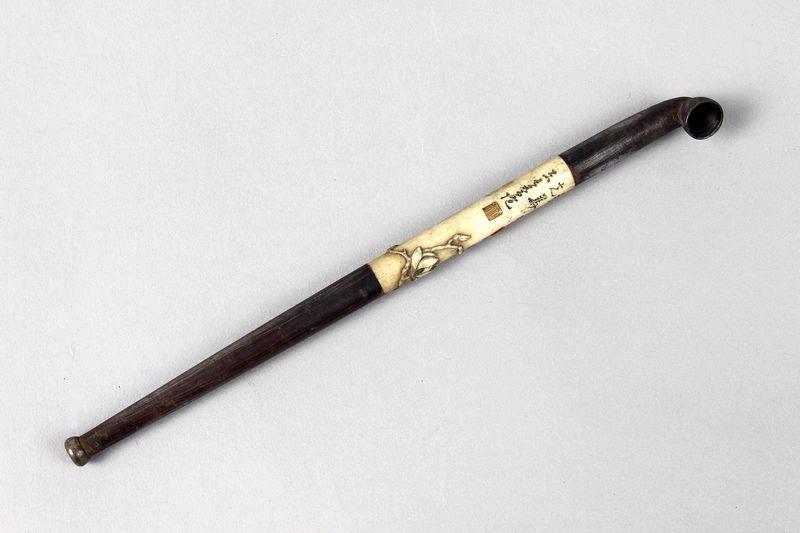 Pipe ornée d'une branche de magnolia_0