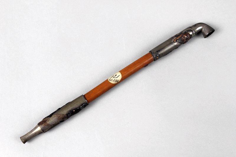 Pipe ornée de deux diables et de deux personnages_0