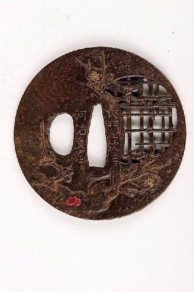 Garde de sabre ornée d'un coin de jardin sur lequel donne une fenêtre_0