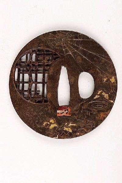 Garde de sabre ornée d'un coin de jardin sur lequel donne une fenêtre_1