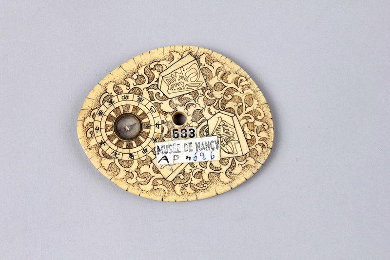 Plaque avec boussole orné d'un homme assis devant un paravent, jouant avec trois souris blanches_0
