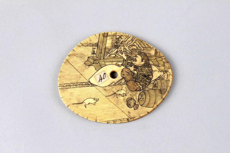 Plaque avec boussole orné d'un homme assis devant un paravent, jouant avec trois souris blanches_1