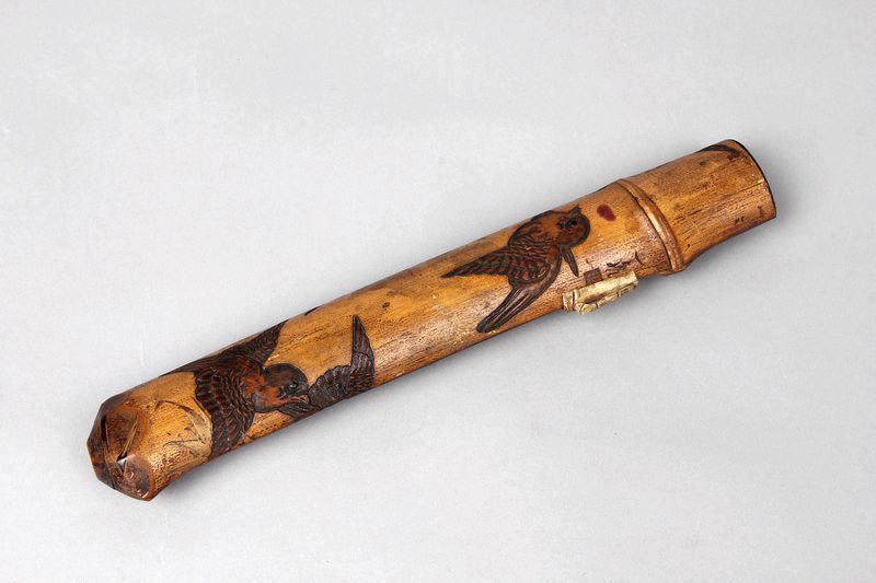 Etui à pipe orné d'un vol de moineaux et d'une touffe de feuilles de bambou_0