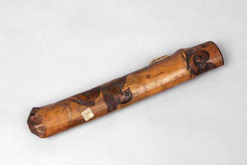 Etui à pipe orné d'un vol de moineaux et d'une touffe de feuilles de bambou_1