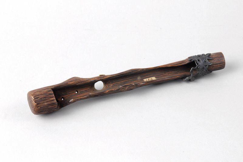 Etui à pipe imitant un tronc pourri orné d'un feuillage d'érable_0