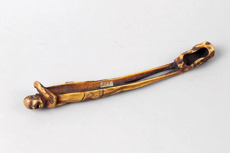 Etui à pipe représentant Ashinaga, l'homme aux longues jambes, criant ou pleurant_0