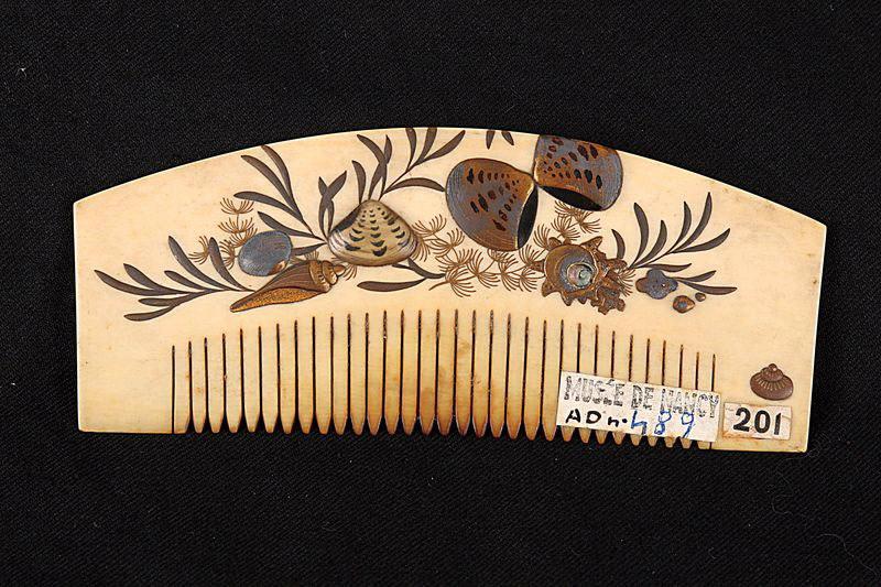 Peigne orné de coquillages et d'algues_1