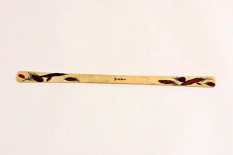 Barrette ornée d'un décor de plumes_0