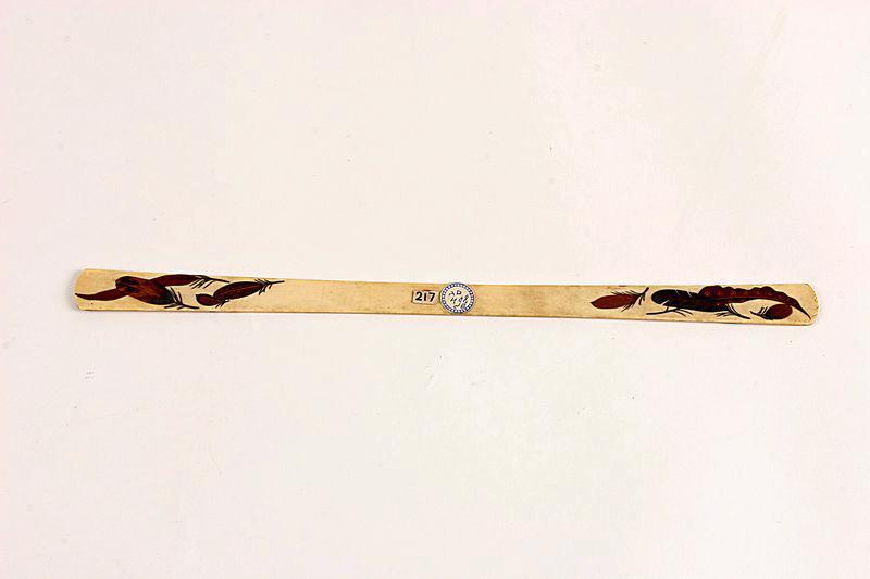 Barrette ornée d'un décor de plumes_1