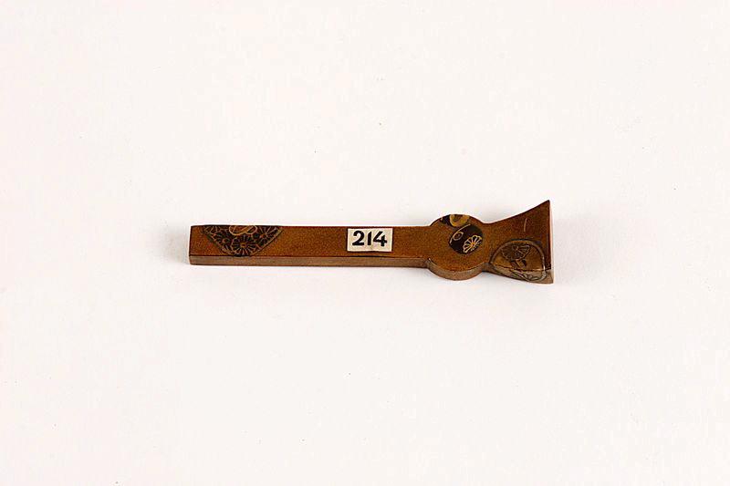 Epingle ornée de garde de sabre et tire-lacet_0