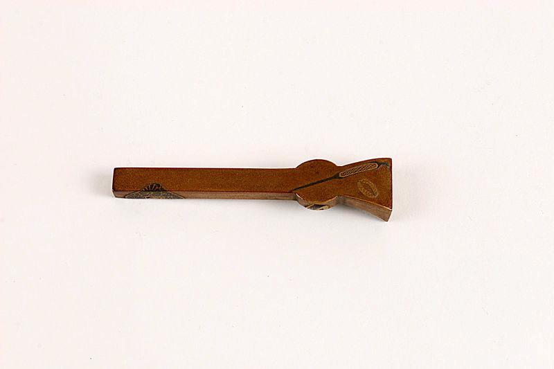 Epingle ornée de garde de sabre et tire-lacet_1
