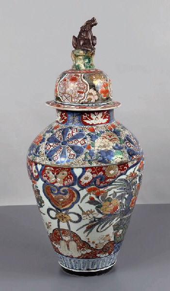 Potiche en porcelaine d'Imari à décor floral polychrome, avec une chimère sur le couvercle_0