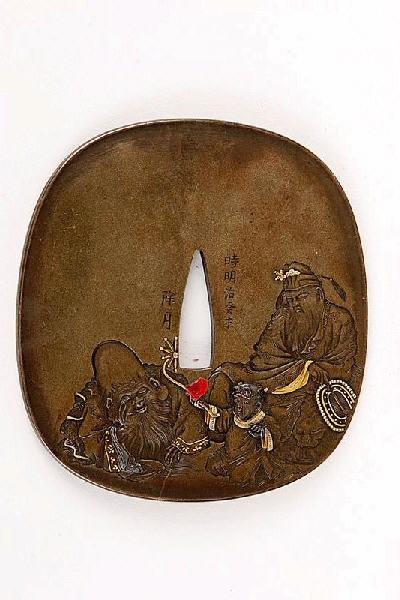Garde de sabre ornée du dieu Hotei en compagnie d'un enfant et un homme_0