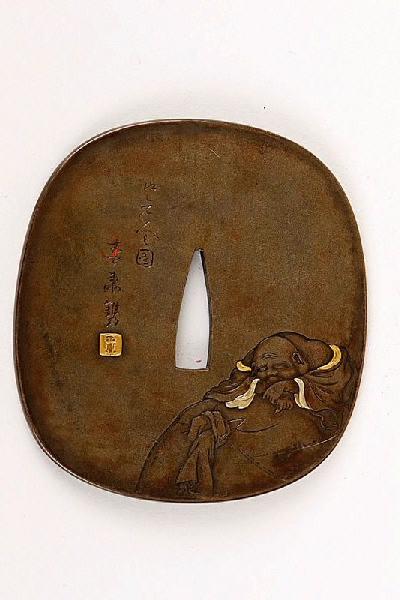 Garde de sabre ornée du dieu Hotei en compagnie d'un enfant et un homme_1