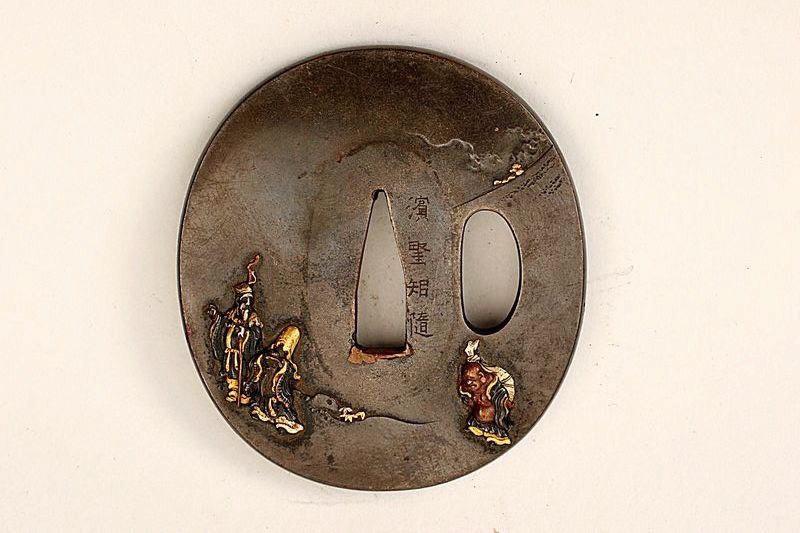 Garde de sabre ornée des sept dieux du Bonheur dans un paysage montagneux_1