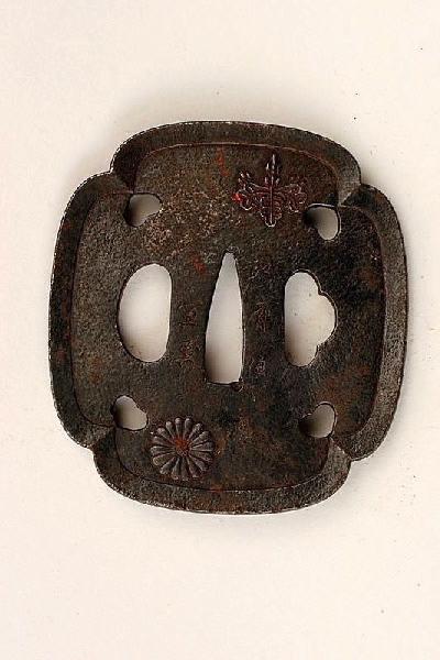 Garde de sabre ornée de fleurs et d'armoiries_0