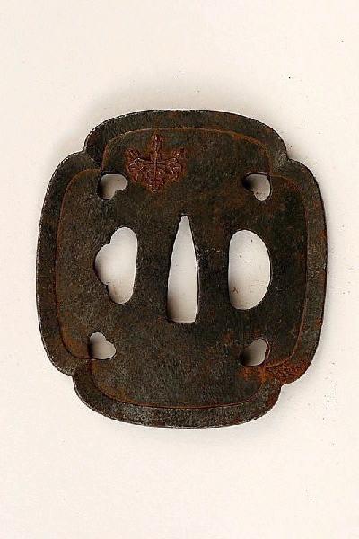 Garde de sabre ornée de fleurs et d'armoiries_1