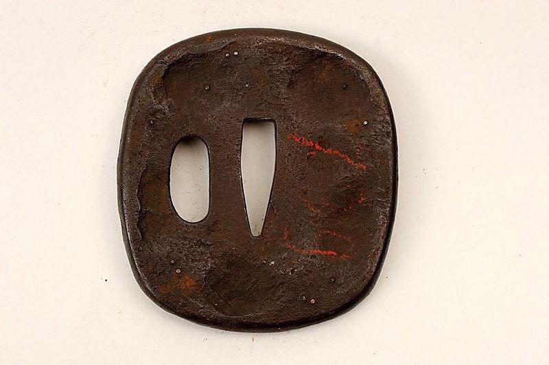 Garde de sabre ornée d'un coléoptère_1