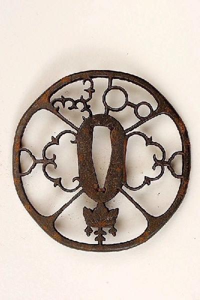 Garde de sabre ornée de fleurs de paulownia_1