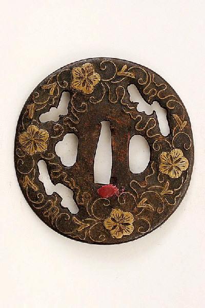 Garde de sabre ornée de clématites_1