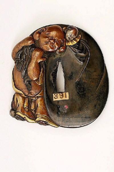 Garde de sabre ornée de la divinité Hotei et un enfant_0