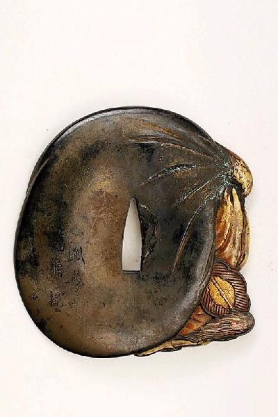Garde de sabre ornée de la divinité Hotei et un enfant_1