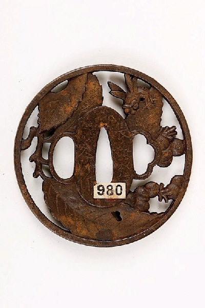 Garde de sabre ornée de branche de prunier avec une mouche_0