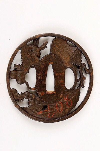 Garde de sabre ornée de branche de prunier avec une mouche_1