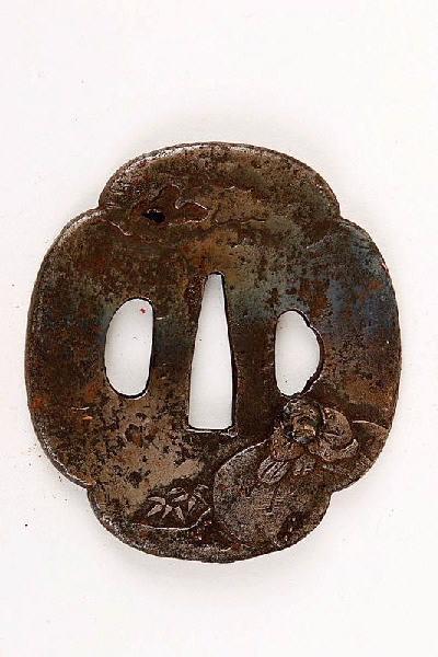 Garde de sabre ornée du dieu Hoteï assis sue un sac_0