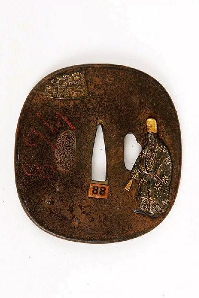 Garde de sabre ornée d'un homme en kimono_0