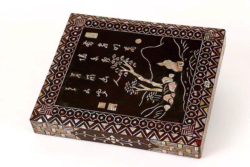 Ecritoire ornée d'un poète chinois assis sous des arbres_0