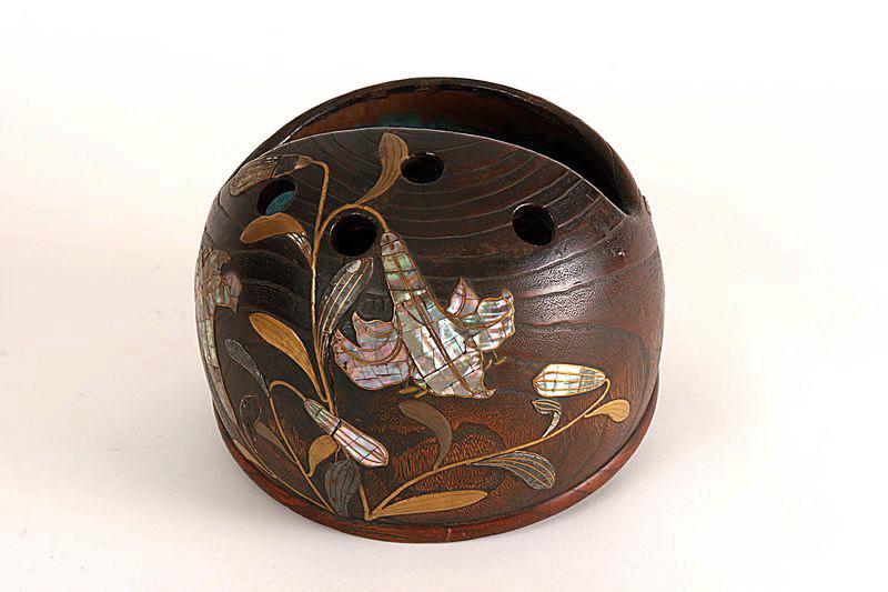 Réchaud (Té-aburi) orné de fleurs de lys_0