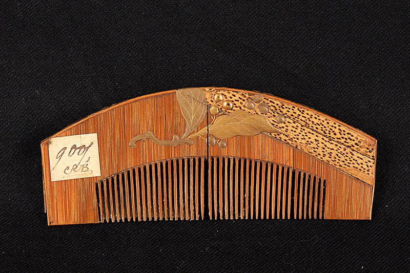 Peigne (Kushi) orné de feuillage_0