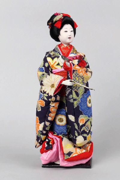 Poupée féminine en kimono_0