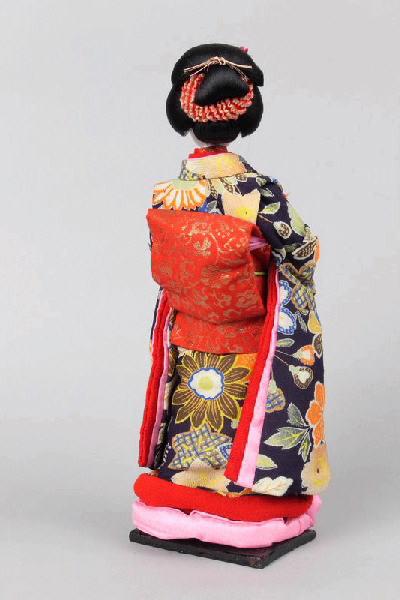 Poupée féminine en kimono_1