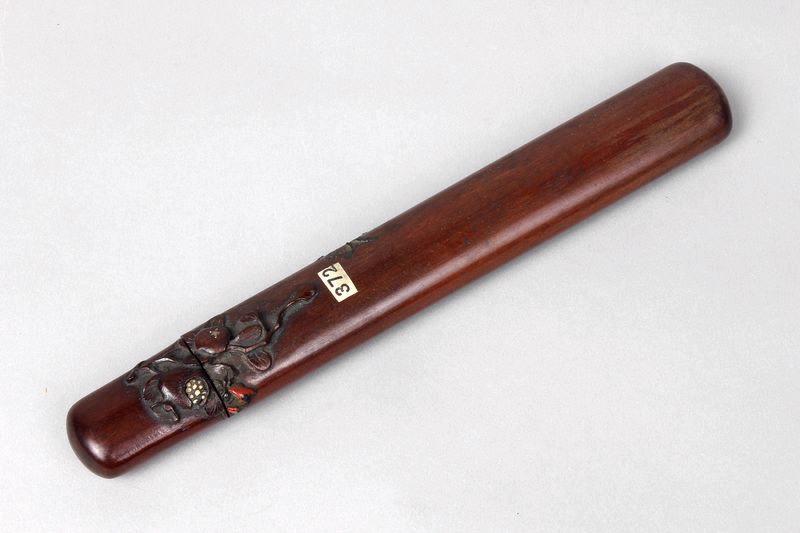 Etui à pipe orné d'une branche de grenadier et d'un insecte_0