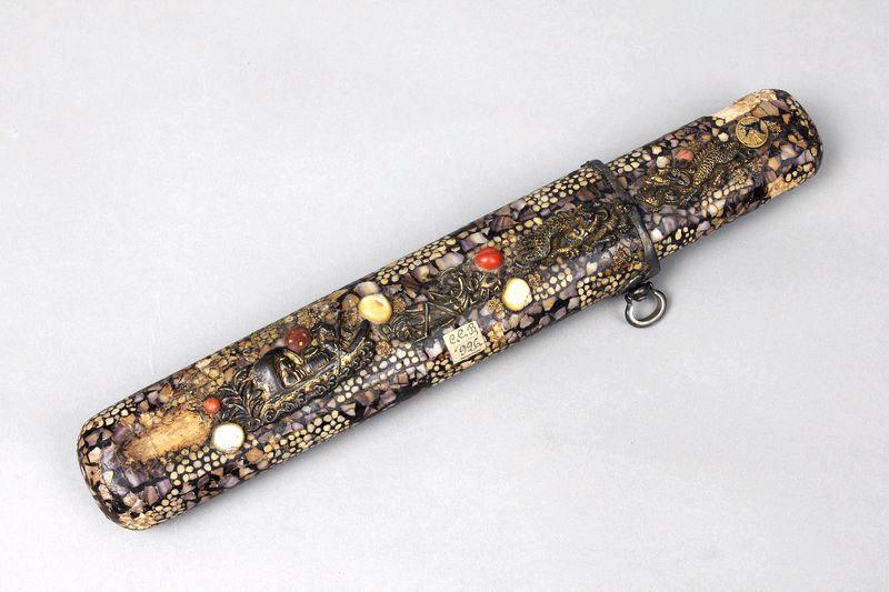 Etui à pipe orné d'insectes, de fleurs de paulownia, de pieuvres, de coquillages et de dragons affrontés_0